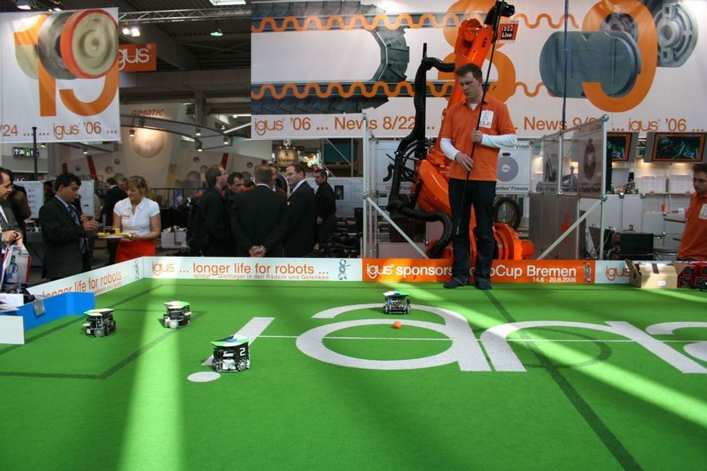 Igus arrangerte fotballcup for roboter. Det så ikke ut som om robotene brydde seg om hvilket mål de skåret i.