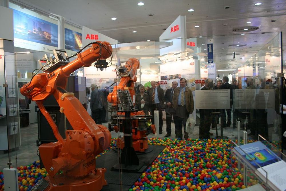 ABBs roboter demonstrerte presisjon ved hjelp av plastballer.