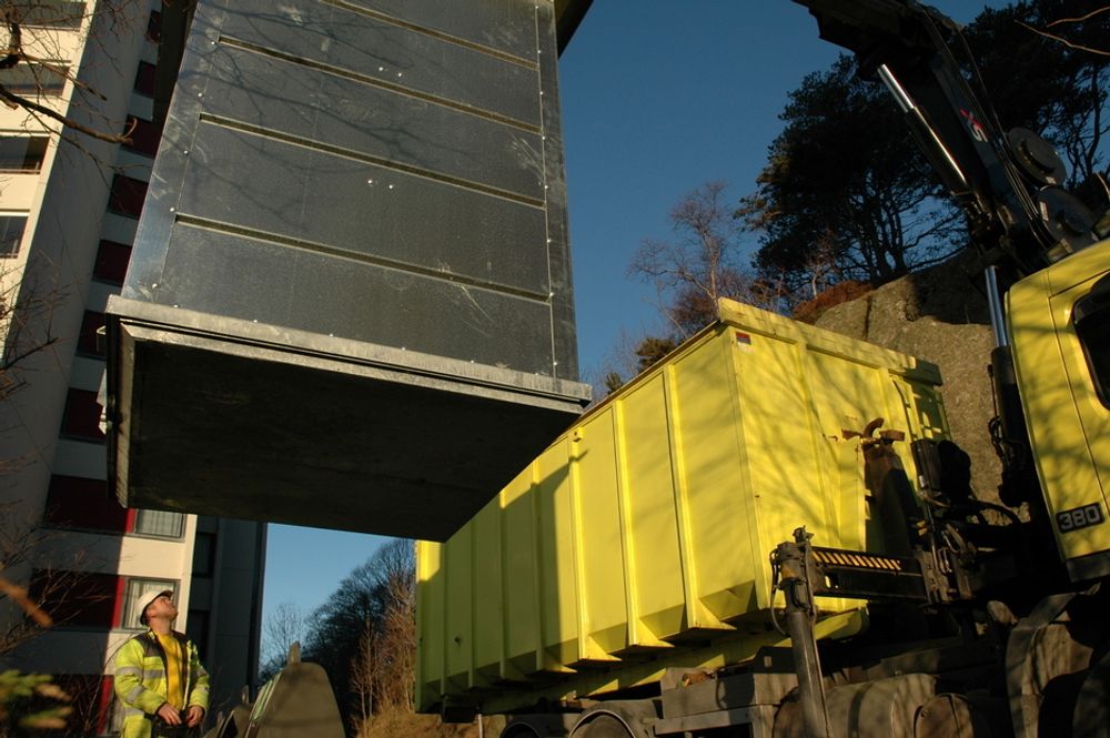 Stavanger vil erstatte dagens miljøstasjoner med nedgravde konteinere. Her har renovatør Geir Sola i gang med å tømme konteineren i søppelbilen.