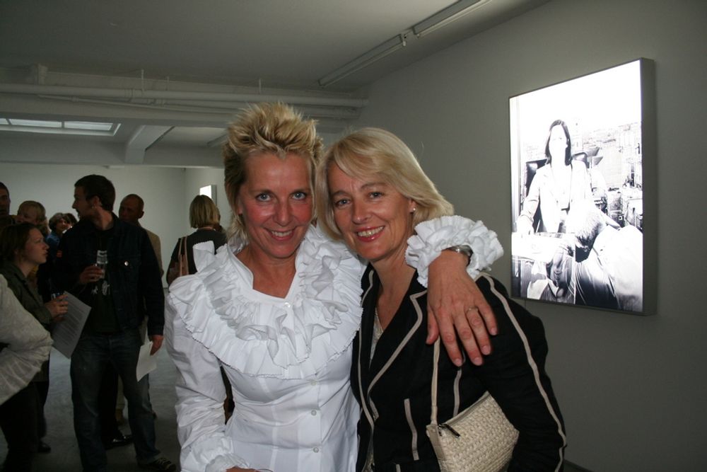 ÅPNING: Kunstner Anne Katrine Dolven sammen med en av sine madonnaer, Åse Aulie Michelet