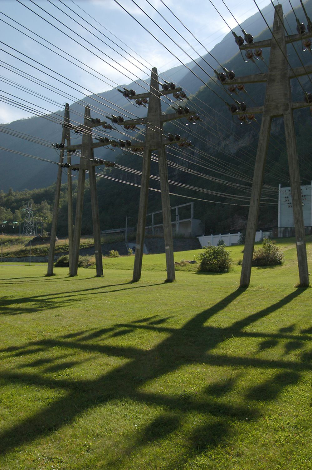 UTFASES: Disse 12 kV-linjene til Hydro aluminium fra Aura kraftverk blir demontert når Statkraft er ferdig med omleggingen til 132 kV.FOTO: KNUT STRØM