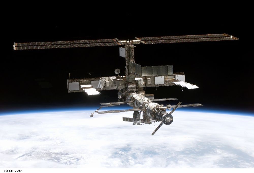 Romfergen Discovery fotograferte romstasjonen ISS da den gjennomførte Flight STS-114 med nye forsyninger til mannskapet.