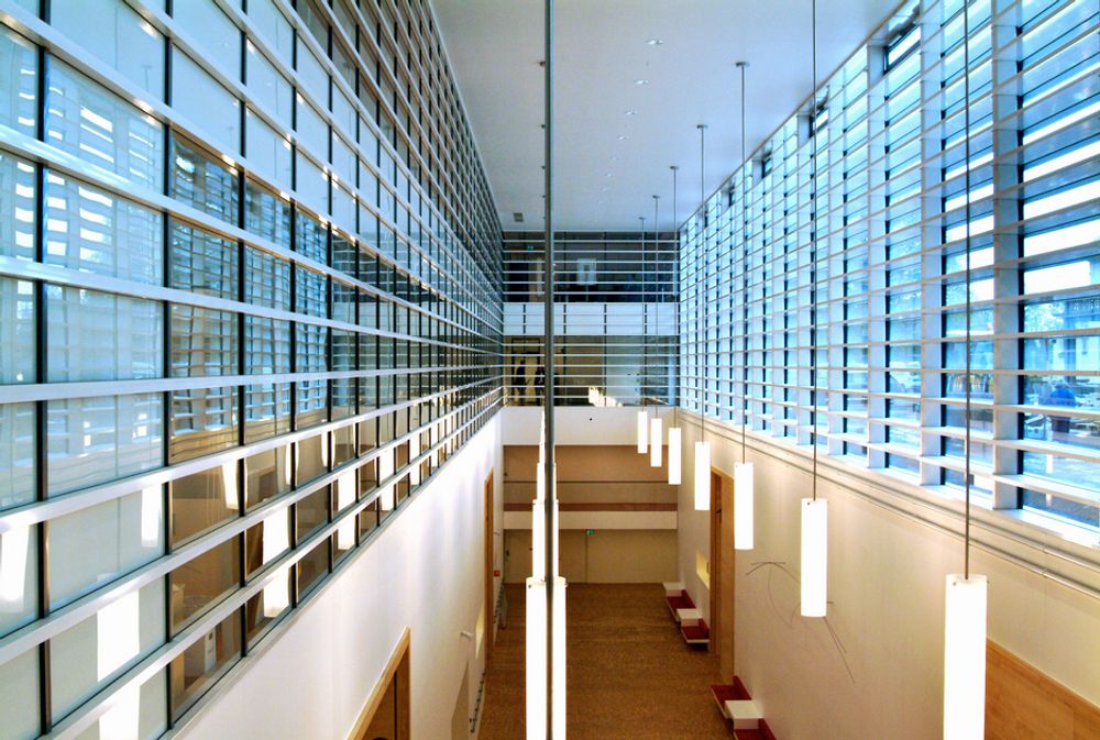 LYSHALL: Alle funksjoner er organisert rundt en gjennomgående lyshall som går fra første til fjerde etasje.FOTO: RADIUMHOSPITALET