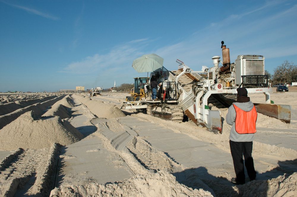 Badesesongen forberedes ved Gulfport, Mississippi. Sand renses med spesialutstyr.