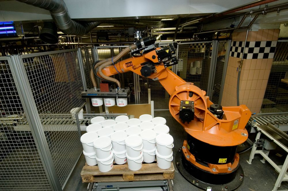 ROBOT: Ferdige spann med syltetøy settes automatisk på paller av en robot