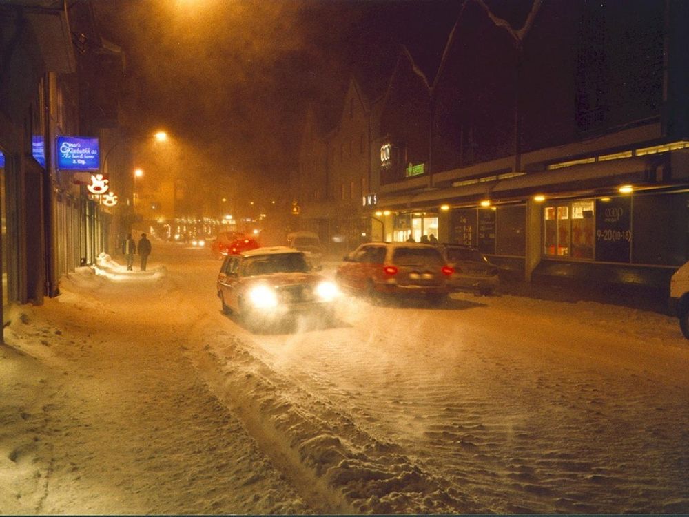 En normal vinterkveld i Hammerfest. Kald vind uler gjennom gatrene og mellom husveggene. Uten strøm blir det kaldt for byens befolkning.