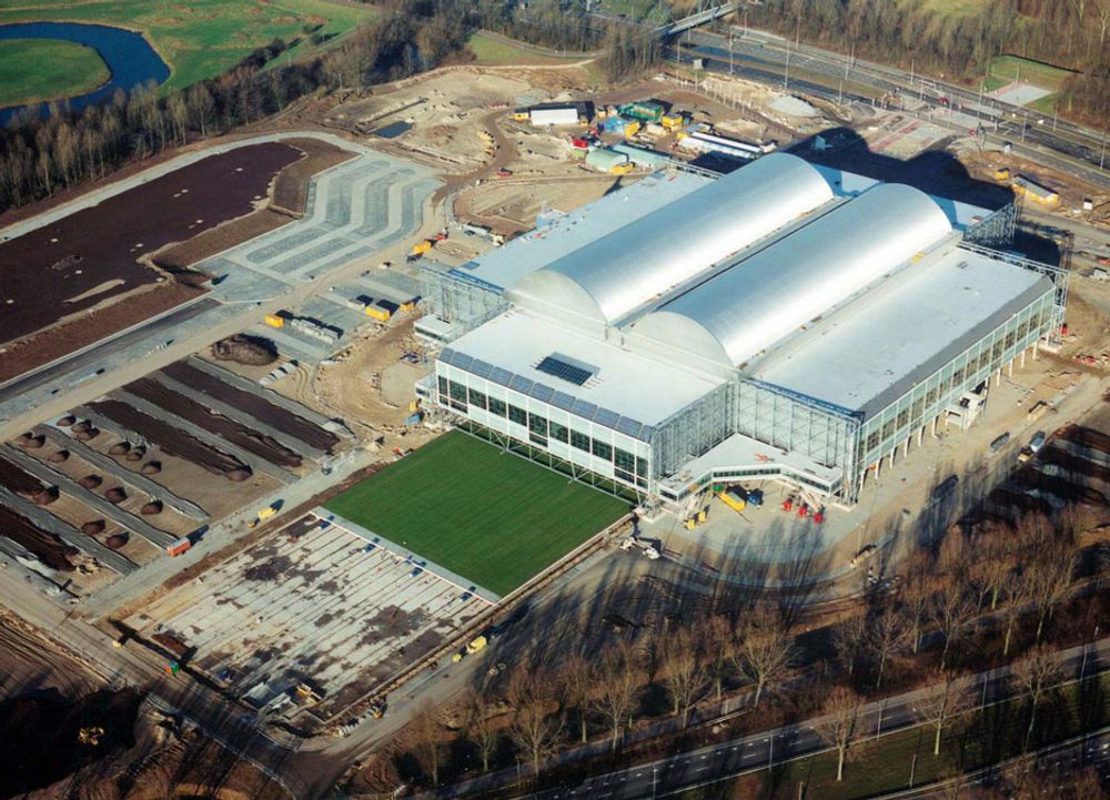 PÅ SKINNER: Den nederlandske toppklubben SBV Vitesse spiller på Arnhem Stadium. Der blir hele naturgressmatta kjørt ut av arenaen mellom kampene, for å få sol og luft. Her er den halvveis. Arenaen sto ferdig i 1997, med en kapasitet på 29.000 tilskuere. Under konserter kan hele 32.000 fpå plass innenfor portene.