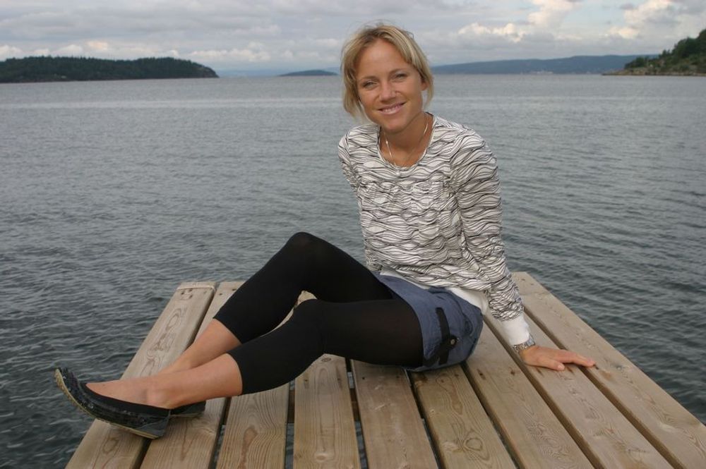 TØFT Å STUDERE: Siren Sundby setter pris på en avslappende stund ved sjøen i ferien. - Jeg synes det var tøft å begynne å studere, sier hun.