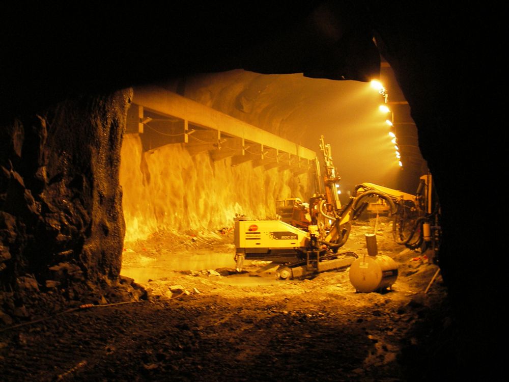 SØNNÅ: Nedsprenging av kraftstasjonshallen i Sønnå kraftverk. Hallen har en lengde på ca. 80 m og en største høyde på 32 m.FOTO: SAUDEFALDENE