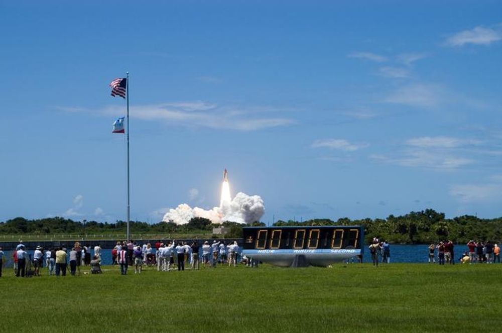 Discovery har her unnagjort syv sekunder av sin 12 dager lange romferd, som startet 4. juli 2006.