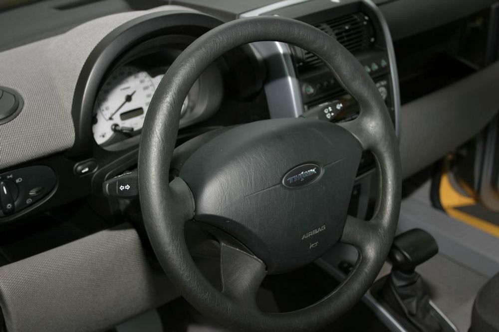 LIKHETER MED FORD: Ford brukte 120 millioner dollar på utviklingen av Think A306. Det er lett å kjenne igjen Ford-deler på ratt og dashbord.