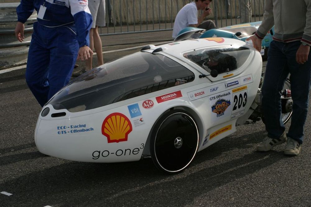 KLAR TIL START: Bilene i Shell Eco-marathon trilles frem til start.