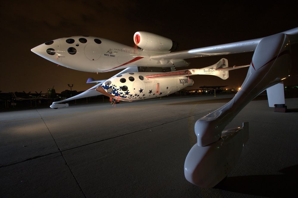 SAMMENSATT: SpaceShip Two henger under White Knight Two. I 18,3 kilometers høyde slenges romflyet videre ut ved hjelp av en rakettmotor, mens motorflyet returnerer til jorden.
