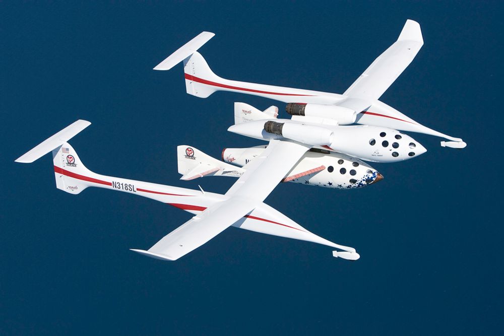 PÅ VEI: Sånn vil White Knight Two og SpaceShip Two se ut når de flyr over himmelen på vei ut i verdensrommet.