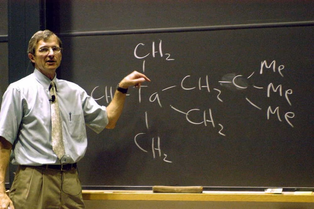 Professor Richard R. Schrock ble tildelt Nobelprisen 2005 (sammen Robert H. Grubbs og Yves Chauvin) for sine banebrytende bidrag i utviklingen av olefin metatese-reaksjonen for bruk i organisk syntese. Richard R. Schrock, Massachussetts Institute of Technology (MIT), er årets Hassel-foreleser.