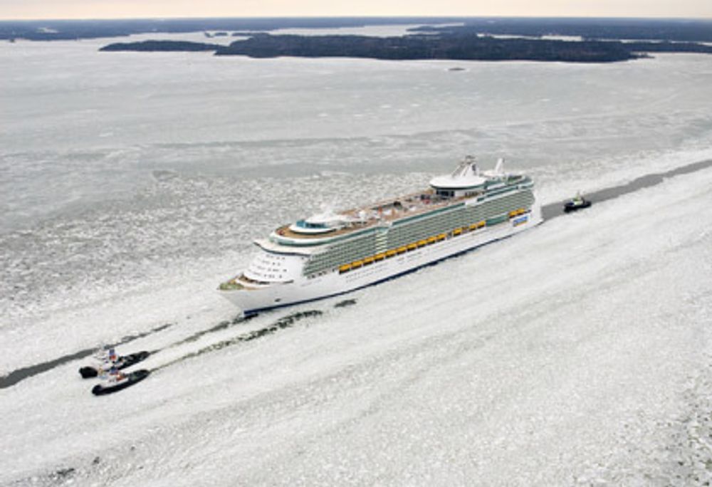 Isen lå fortsatt tykk da cruiseskipet Freedom of The Seas ble tauet fra verftet i Åbo, Finland i våres.