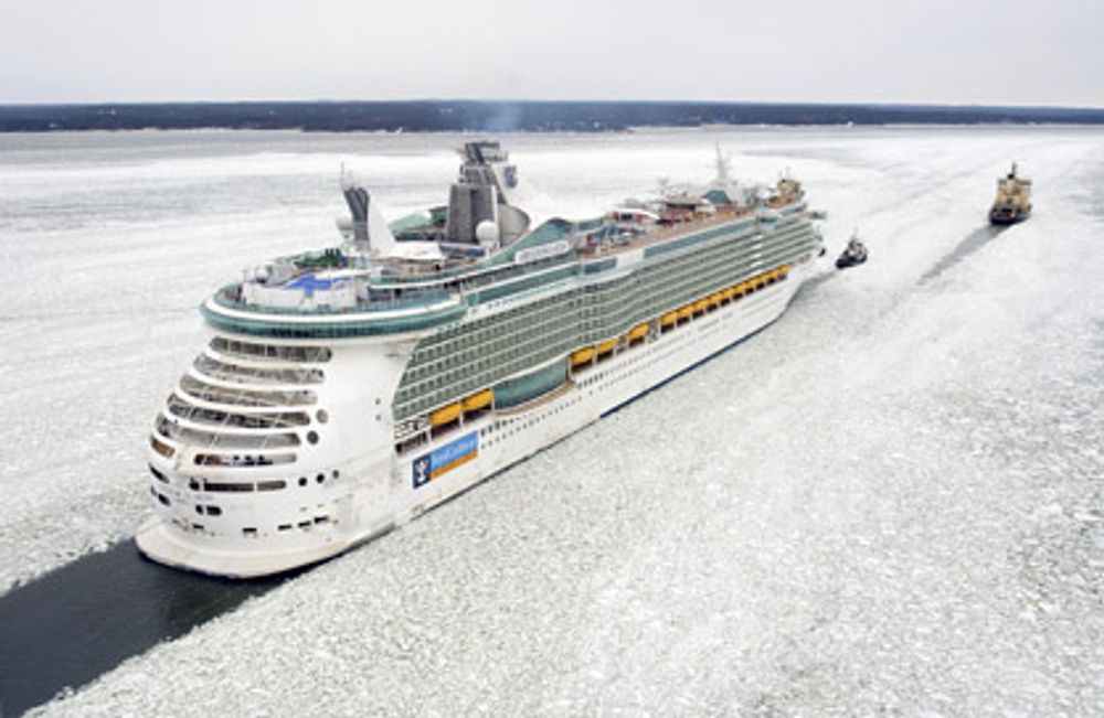 Isen lå fortsatt tykk da cruiseskipet Freedom of The Seas ble tauet fra verftet i Åbo, Finland i våres.