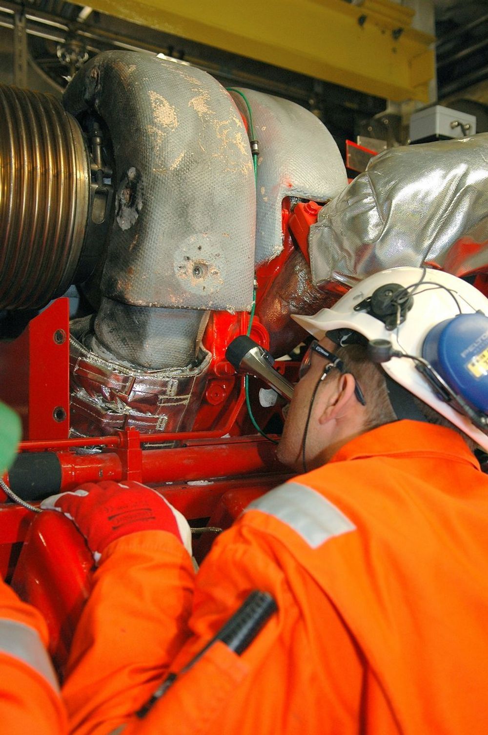 FEIL PÅ TURBOLADEREN: Masiningen Knut Thomassen sjekker en turbolader som har fått en sprekk i en sveisesøm med påfølge eksoslekkasje på brannpumpene.