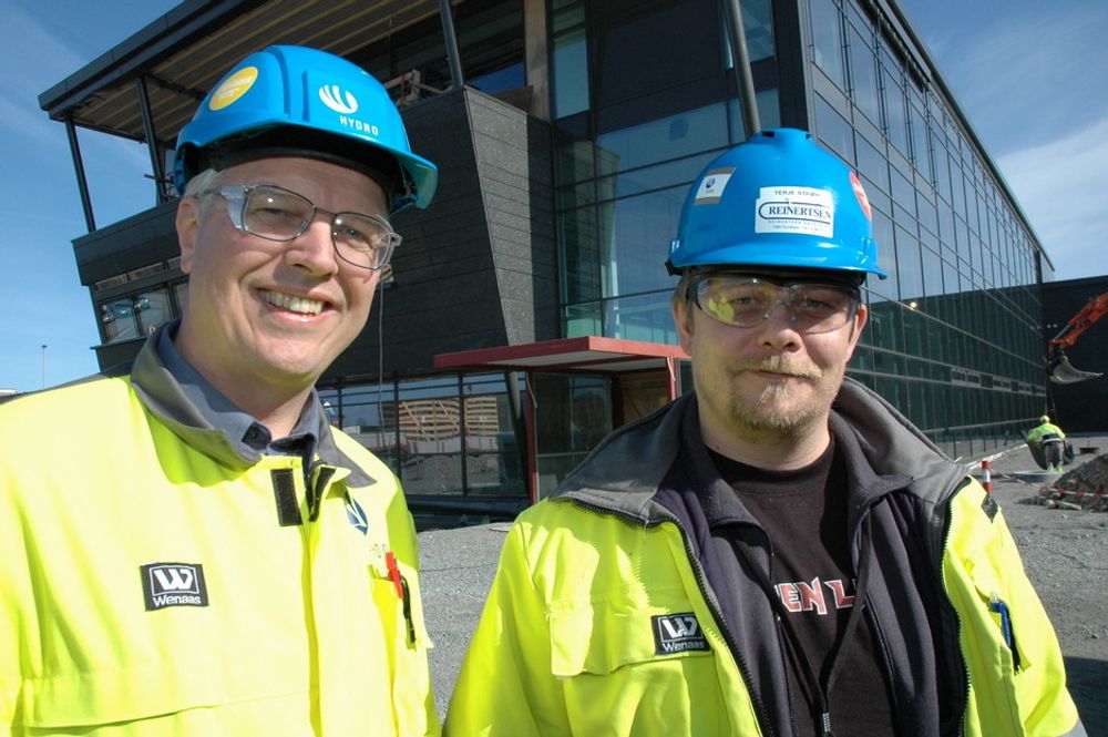 LEDERE: Hydros byggeleder Hallvard Grodås (til venstre) sammen med Terje Strøm som er Reinertsens byggeleder.FOTO: HYDRO