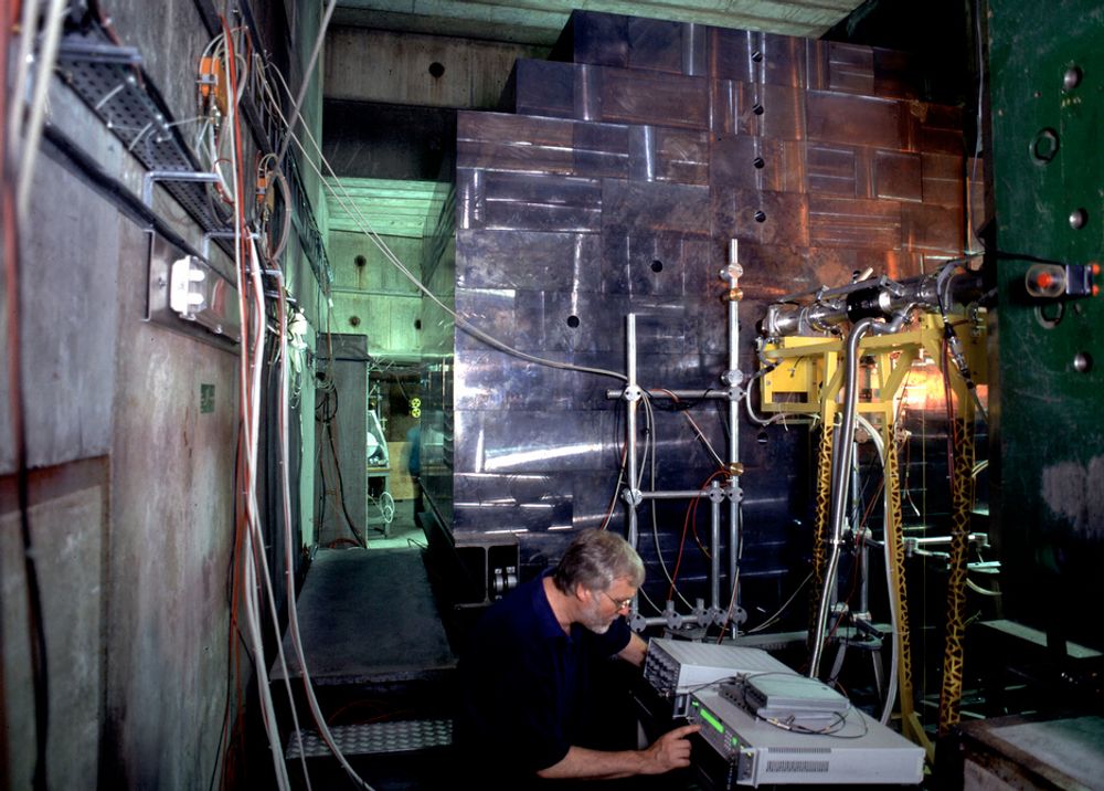 Ved å bruke en partikkelakselerator til å spalte thorium kan man bygge 
atomkraftverk som er bortimot helt sikre. Store eksperimenter ved Cern 
i Sveits mot slutten av 1990-tallet viste at beregningene holdt, men 
forskergruppen venter ennå på å få finansiert en prøvereaktor.