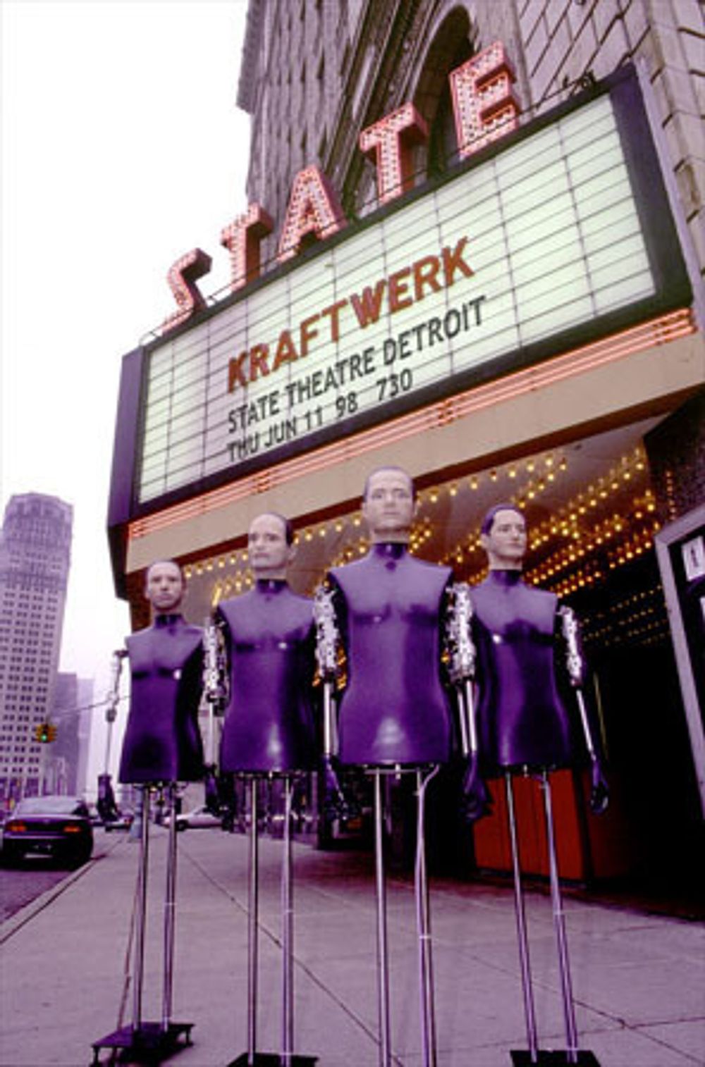 WE ARE THE ROBOTS: Kraftwerks roboter fotografert i dagslys, noe som er en sjeldenhet. Bildet er fra Detroit i USA der de også har holdt konsert.