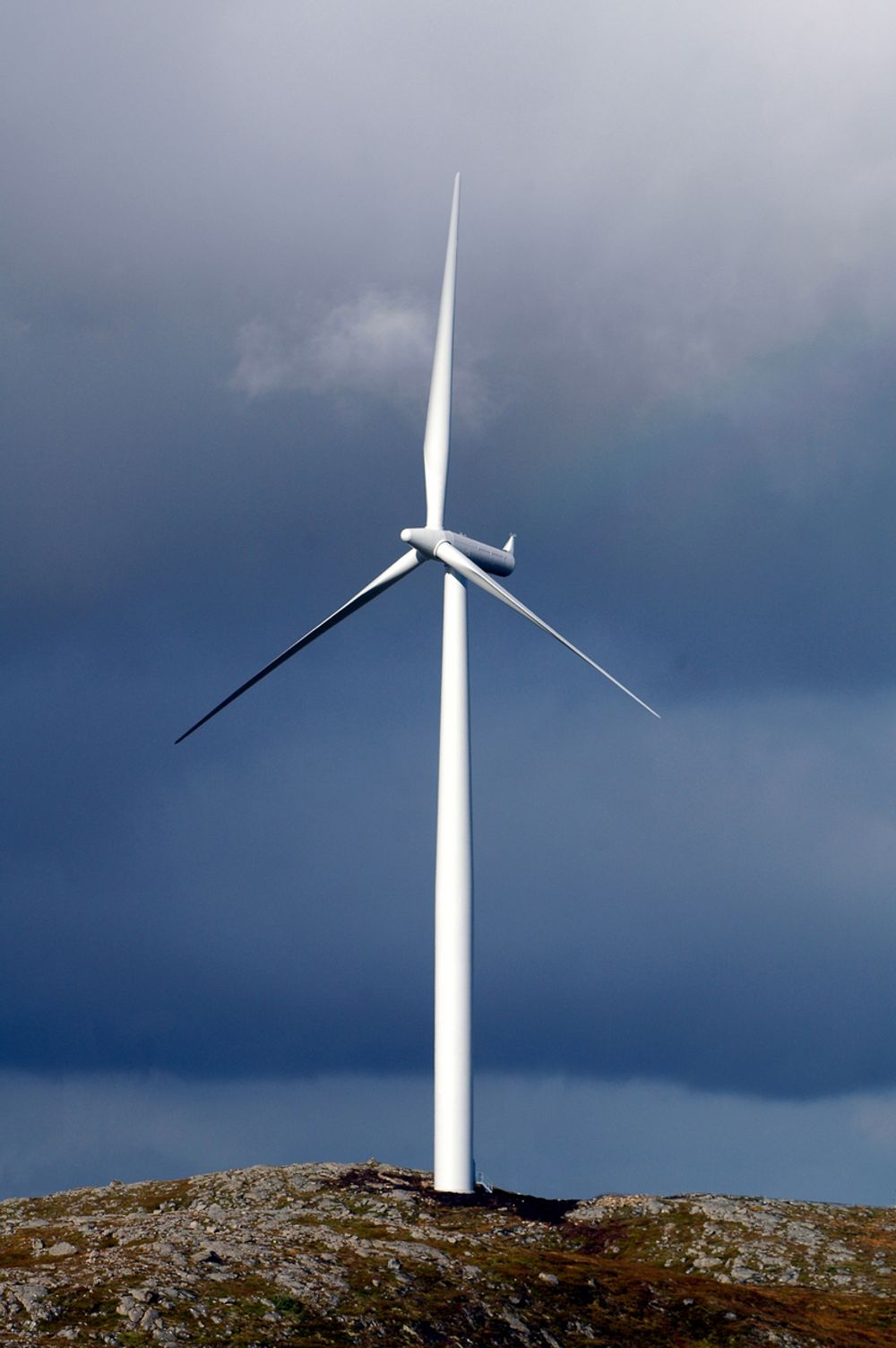 Vindturbiner på Hitra bidrar med ren, fornybar energi til Midt-Norge.