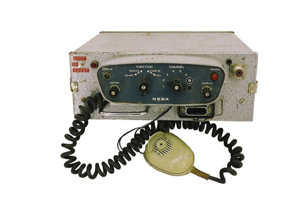FØRST: Dette er den første norskbygde mobiltelefontypen som ble benyttet ved innføringen av  OLT-nettet i 1966. Apparatet ble laget på Neras avdeling i Oslo, og modellen fikk betegnelsen Nera CM 13V.