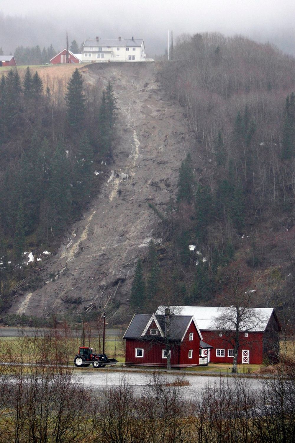 Flommen i Vuku i Verdal ført til jordras og isolering av bygda.