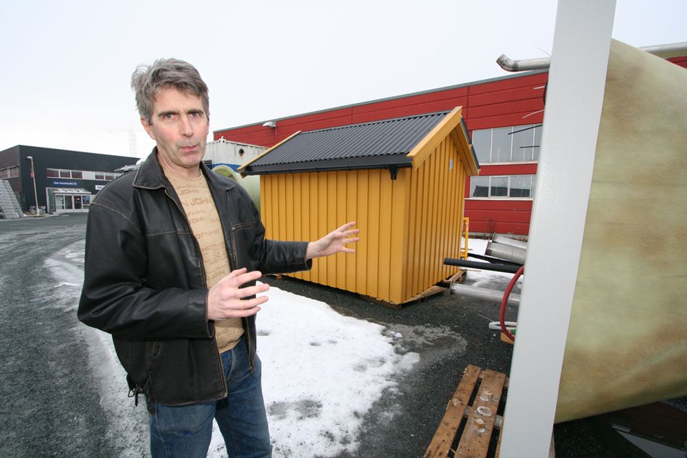 Arvid Engløkk i Turoteknikk Nord viser fram pumpehusene bedriften leverer.
