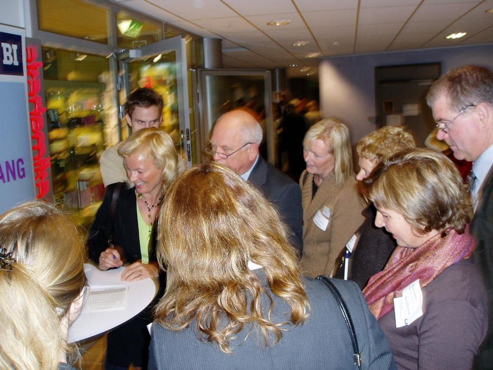 PÅ STYREROMMET: Kristin Krohn Devold som styreleder Per Vrangvik i læringsspillet «Speed Boarding» på Den nasjonale styredagen 2005.