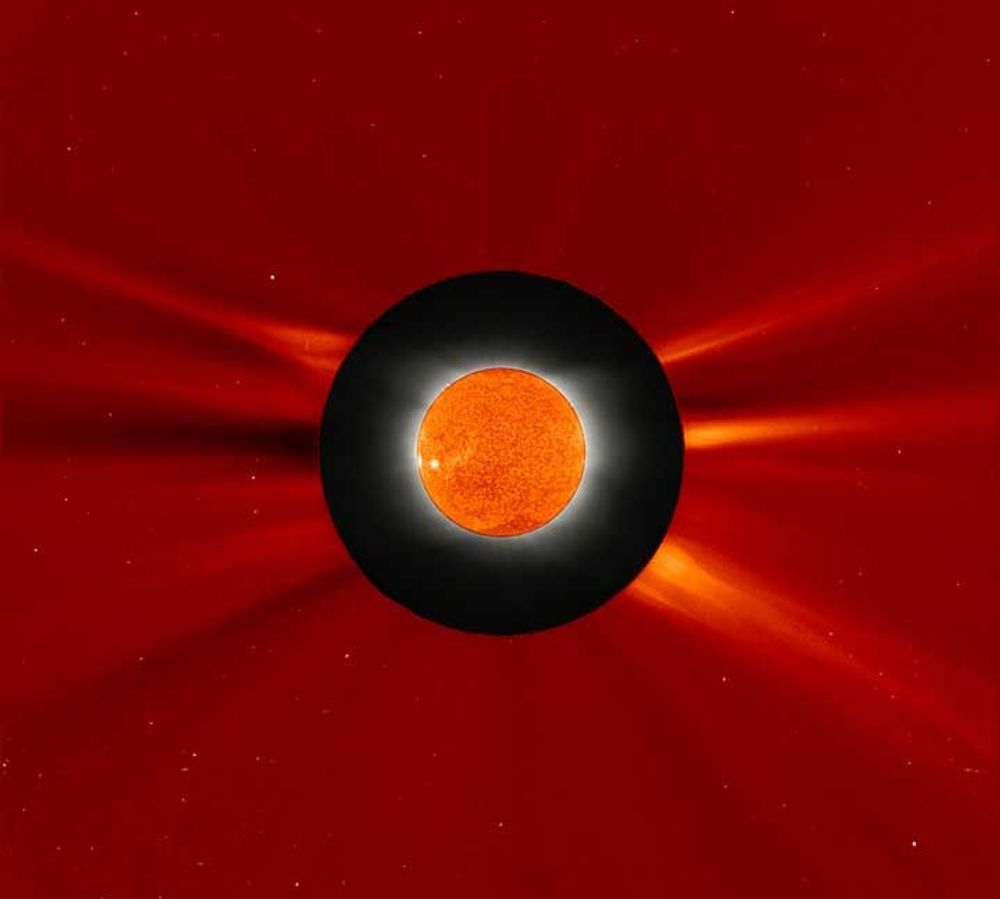 Dette unike bildet av solformørkelsen 29 mars er satt sammen av bilder fra Hellas og fra romobservatoriet SOHO. Selve Solen (som under formørkelsen er skjult av Månen) er observert fra SOHO satellitten  som ligger badet i sol selv under formørkeslene. SOHO befinner seg 1.5 millioner km fra Jorden , omtrent 4 ganger lenger vekk enn Månen.