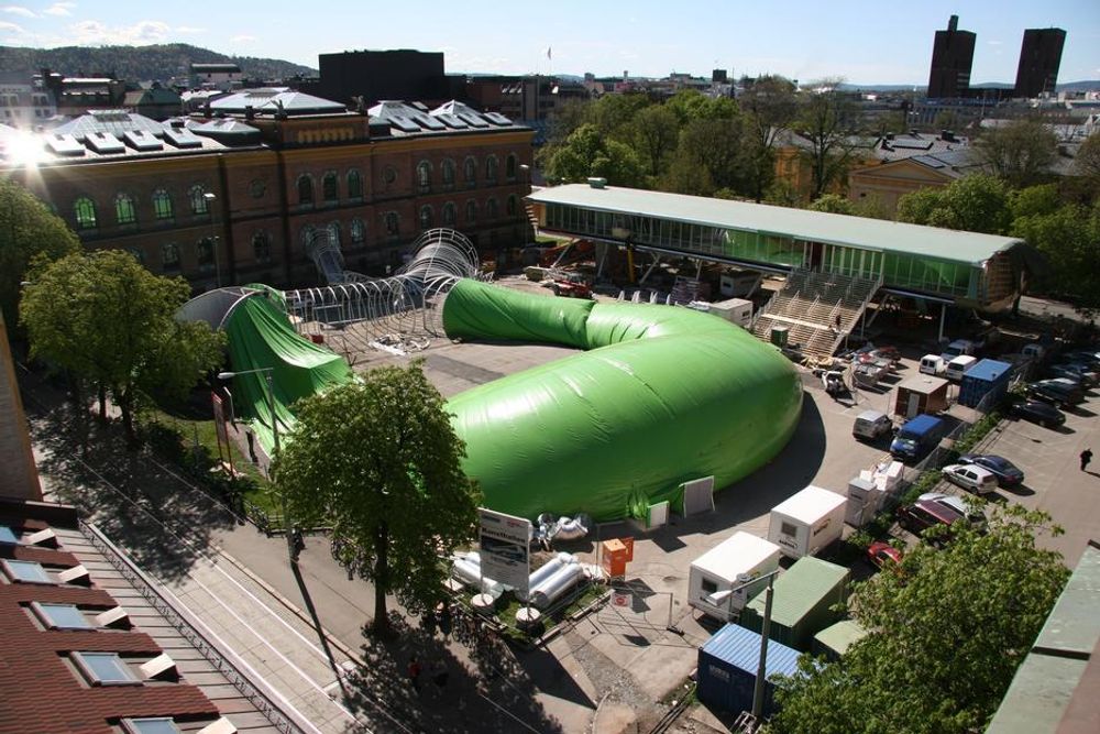 Felix Müller prises for sitt arbeid med duk som byggemateriale, blant annet til Frosken-utstillingen i Oslo sommeren 2005.