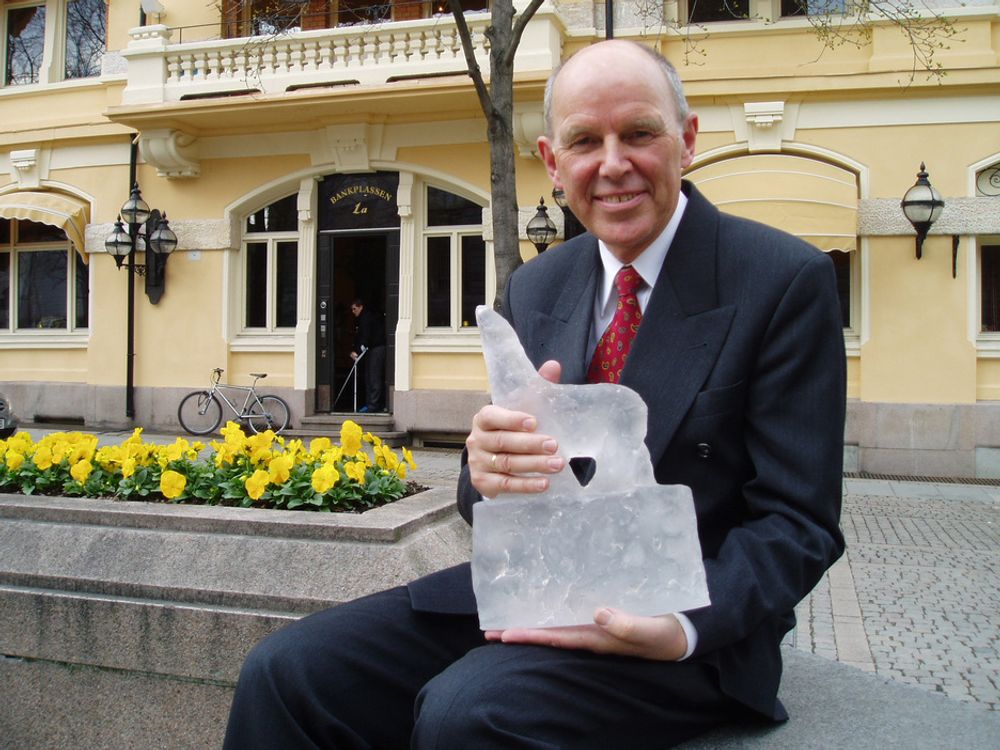 PRISET: Alf Bjørseth med Glassbjørnen, hedersprisen fra miljøstiftelsen Grip.