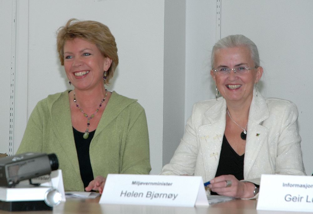 Åslaug Haga og Helen Bjørnøy da ny forskrift til PBL ble presentert.