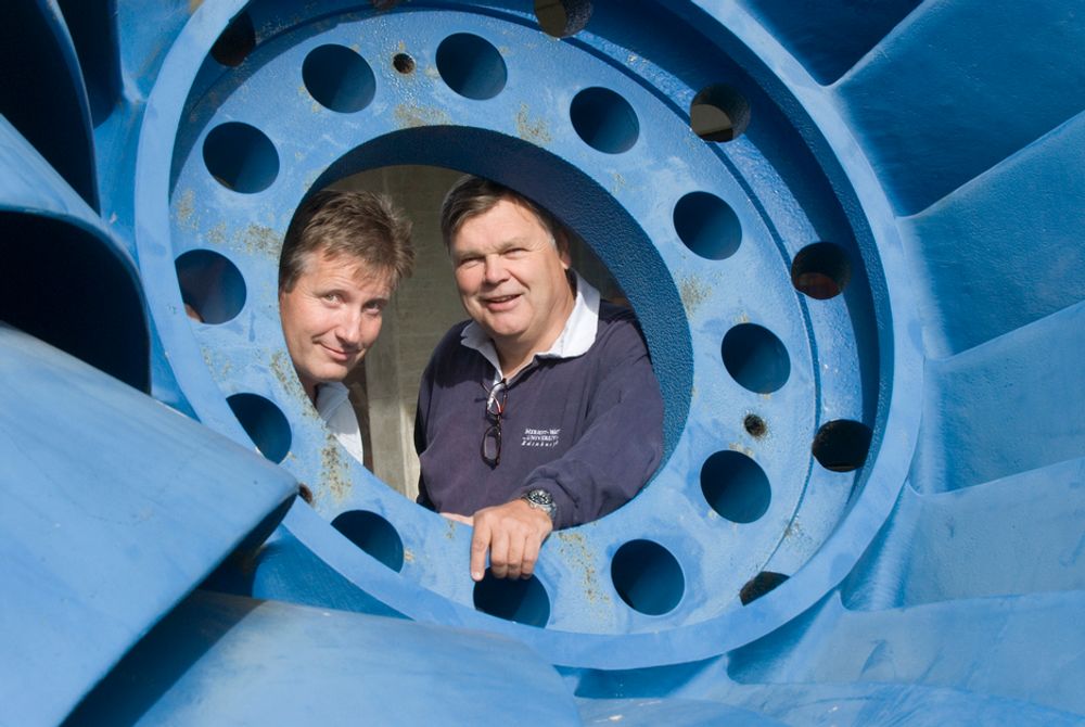 GLADE: Pål Teppan (til venstre) og Erik Pike er glade for at eierskiftet er gått uten de store revolusjoner. Begge to er glade for at eierne fortsatt vil ha en produksjon i Europa.