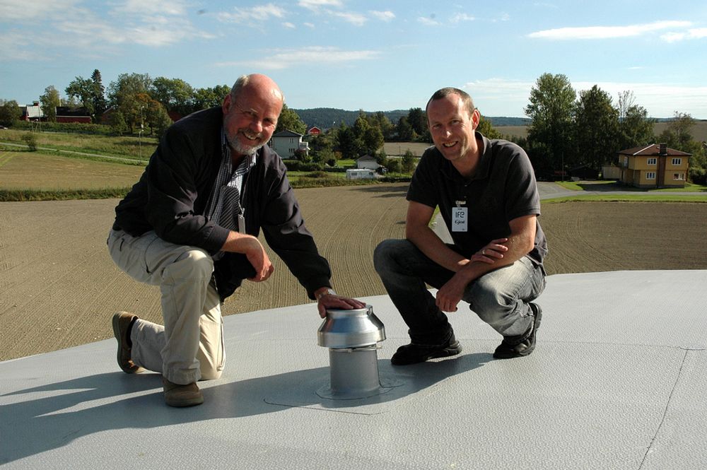 VIKTIG VENTIL: Senioringeniør Magne Rustand, til venstre, og prosjektleder Per Arne Brænden fra Protan. Mellom seg har de ventilen som er helt sentral for å gi undertrykket som holder taket på plass.