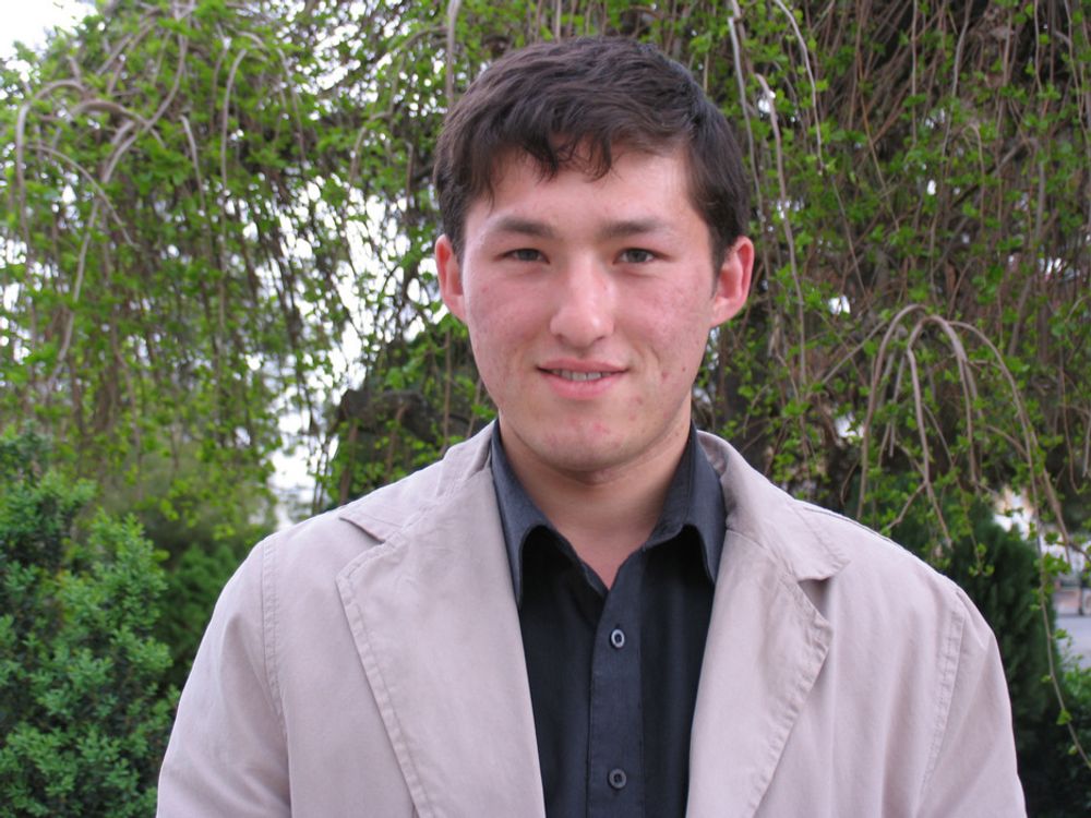 BILLIG INGENIØRARBEIDSKRAFT:Pulat Isobaev (24) representerer den nye tid i Tadjikistan: Internett og mobiltelefoni, fiberoptikk med høy kapasitet og IP-telefoni gir tilgang til resten av verden.  Nå jobber han for et amerikansk selskap som har opprettet ingeniørkontor i hovedstaden Dusjanbe. Nå drømmer han om å studere videre i USA.