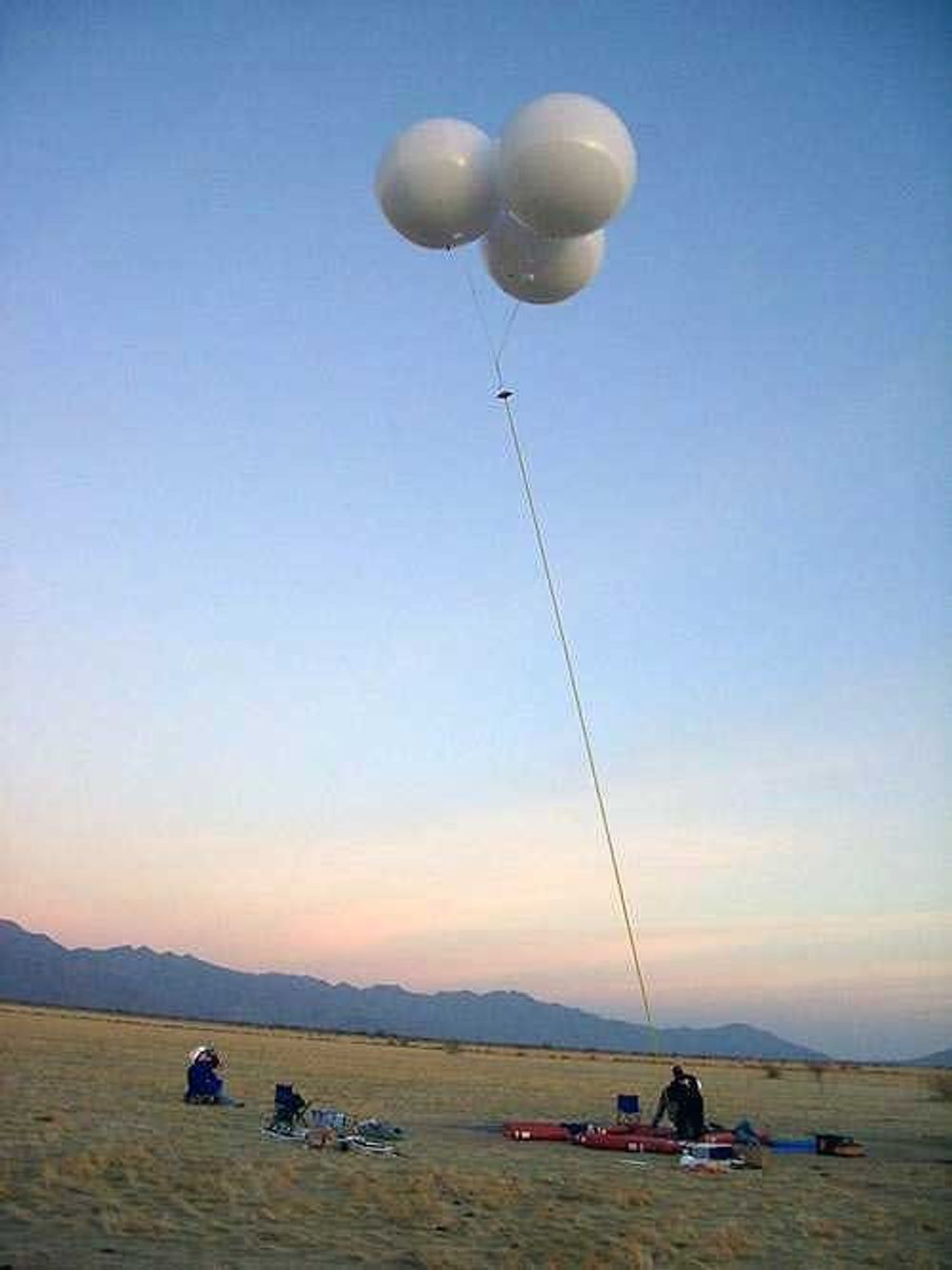 historiens første "nanoheis" ble løftet til værs av tre ballonger. LiftPort lykkes å sende en liten heis 300 meter oppover det 1,6 km lange karbonreipet.