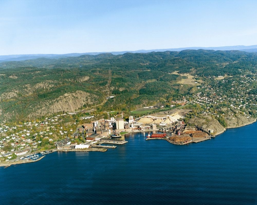 KRAFT OG PAPIR: Södra Cell Toftes kraftproduksjon foregår i det store gule tårnet midt på bildet. Den inneholder Norges største biobrenselkjele.