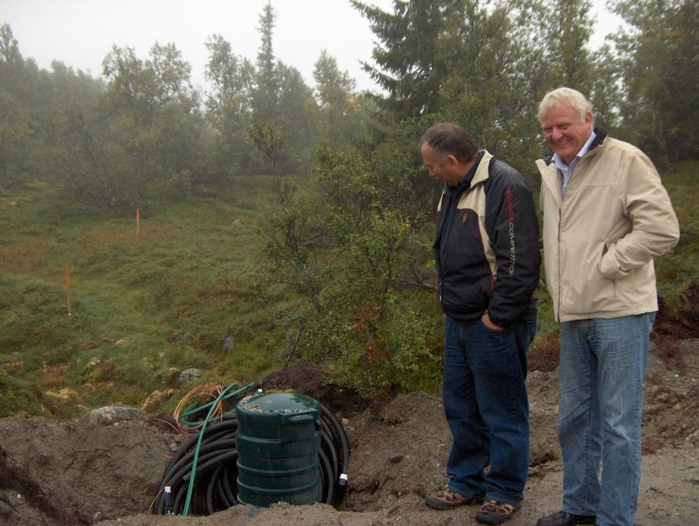 Prosjektleder Magnus Aure (t.v.) og Svenn Myhrvold er tilfreds med de små inngrepene i naturen. Rørledningene er lagt langs veien.