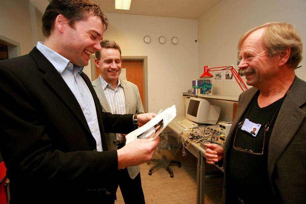 I DEN GAMLE LABEN: Atmel-gründerne Vegard Wollan (fra venstre) og Alf-Egil Bogen mimrer på den gamle laben sammen med sin gamle veileder, professor Einar J. Aas.