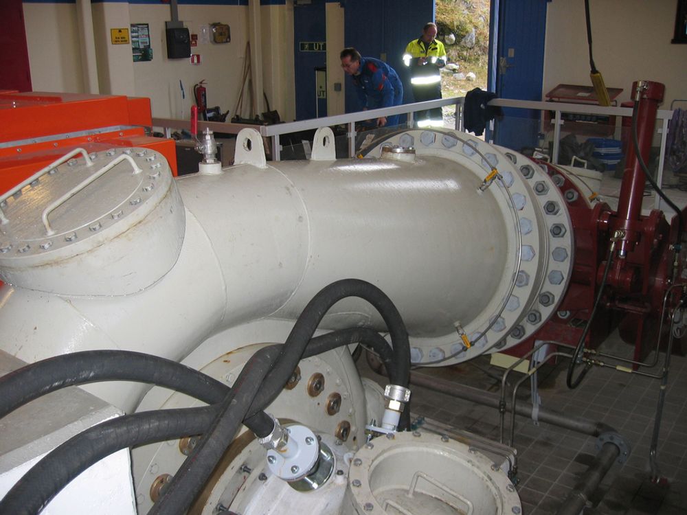 INJISERER: Testing av vanninjeksjon på en 4 MW turbin på Skarsfjord kraftverk i Troms. Installasjonen på sugerørskonen er relativ enkel.FOTO: OLE G: DAHLHAUG, NTNU