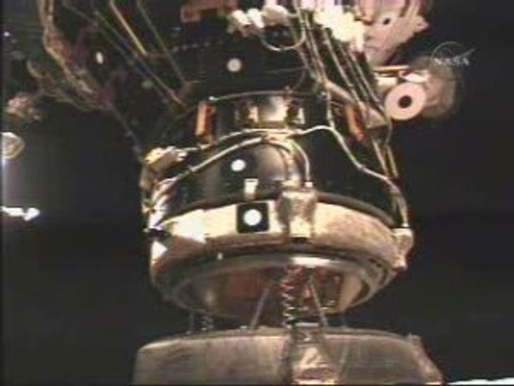 DSEMBER 2006 - Discovery og ISS: Romstasjonen og romfergen har nærkontakt, og venter bare på at vibrasjonene de to imellom skal utlignes og dempes før de kobler seg helt sammen.