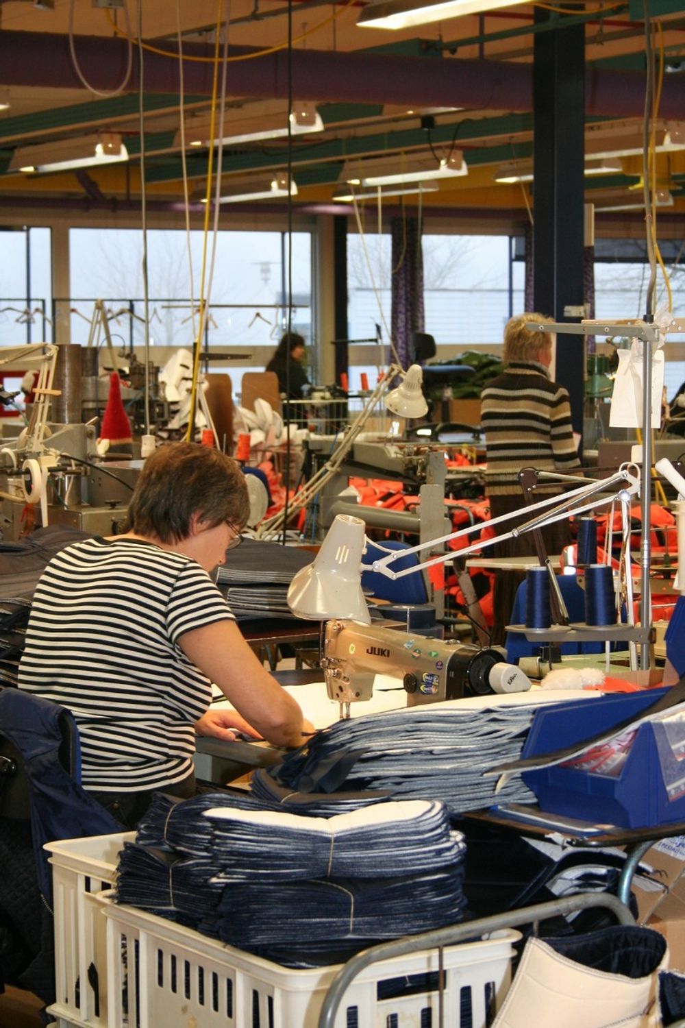 MANUELT I DAG: Produksjonslokalet til Helly Hansen er fullt av damer bak symaskiner.