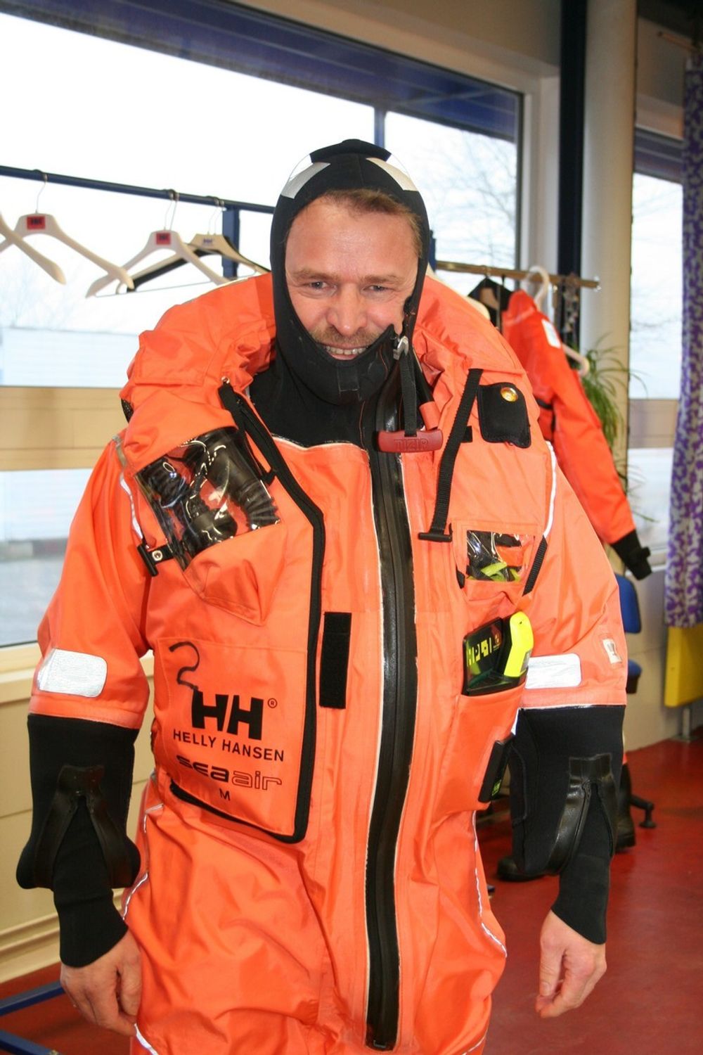 TESTER: Prosjektleder Tor Giæver fra RTIM prøver Helly Hansens nye redningsdrakt.