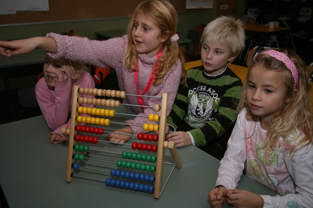 Andrea, Thea, Oskar og Karoline forteller engasjert om tekniske ting.