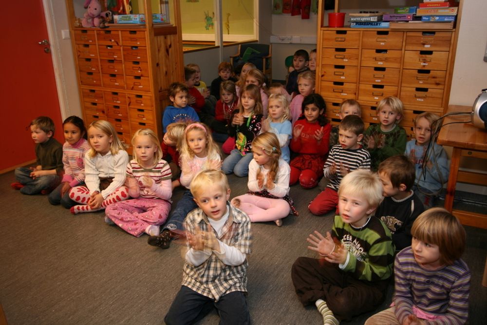 40 førsteklassinger kan synge Fredrikstad-sangen så det ljomer. De kan mange detaljer om julegavene de ønsker seg og forteller entusiastisk om hva de liker best på skolen. Men hva en ingeniør er, kan ingen av dem svare på.
