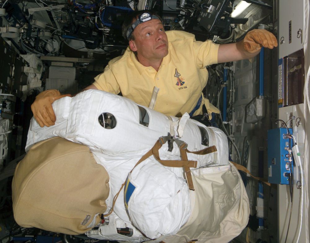 FLYTENDE: Christer Fuglesang flyter gjennom romstasjonen (ISS) med romdrakten sin rett før han skal ut på sin første romvandring.