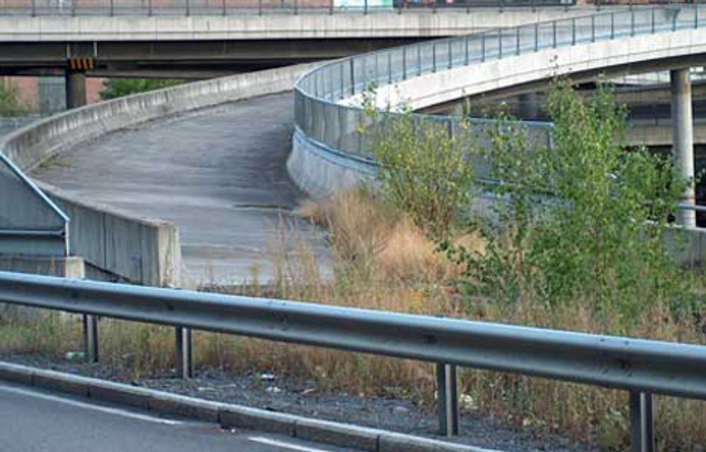 Vegvesnet bygget to broer i Lodalen i Oslo som ledd i planenfor ny firefelts innkjøring til sentrum på 80-tallet. Planene ble imidlertid endret, og nå kan broene rives. Slikde står nå, er de daglig påminnelser om at ikke alt går som man planlegger til enhver tid. Slik er det i et dynamisk samfunn.