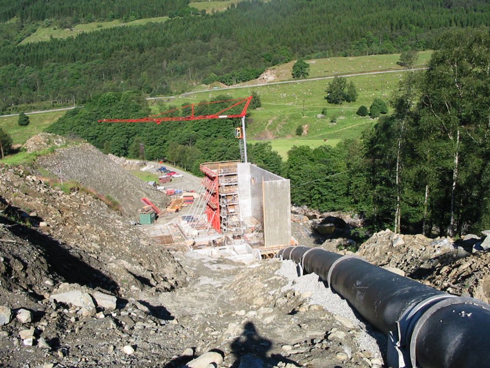 STASJONEN: Fra byggingen av kraftstasjonshallen med rørgaten i forgrunnen.FOTO: BJØRN SÆLE